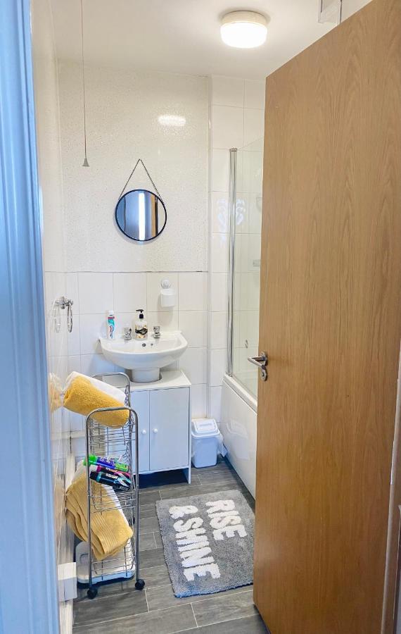 Unique View Of Anfield Stadium - Charming 2 Bedroom Apartment In Liverpool With Parking Esterno foto