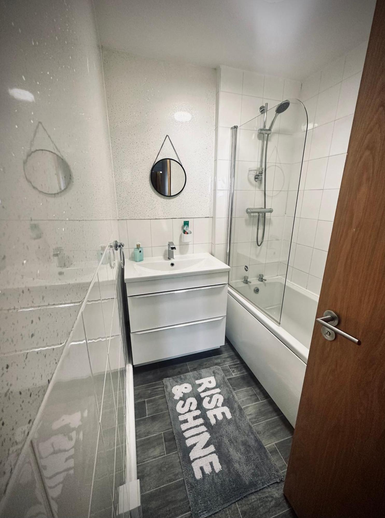 Unique View Of Anfield Stadium - Charming 2 Bedroom Apartment In Liverpool With Parking Esterno foto